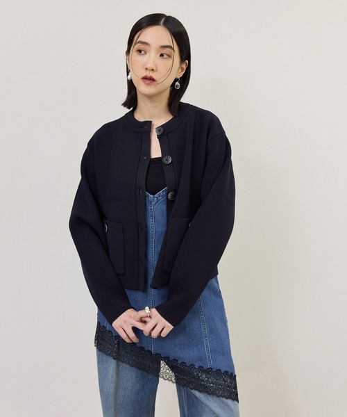 ADAM ET ROPE'(アダムエロペ)の「【サステナブル】フォルムスリーブクルーネックカーディガン(カーディガン/ボレロ・レディース・チャコールグレー/ダークブラウン/ネイビー/パープル/ブラック・FREE)」の4枚目の写真