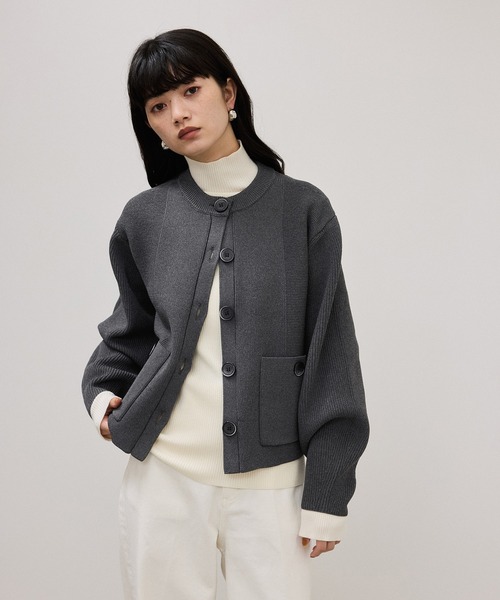 ADAM ET ROPE'(アダムエロペ)の「【サステナブル】フォルムスリーブクルーネックカーディガン(カーディガン/ボレロ・レディース・チャコールグレー/ダークブラウン/ネイビー/パープル/ブラック・FREE)」の1枚目の写真