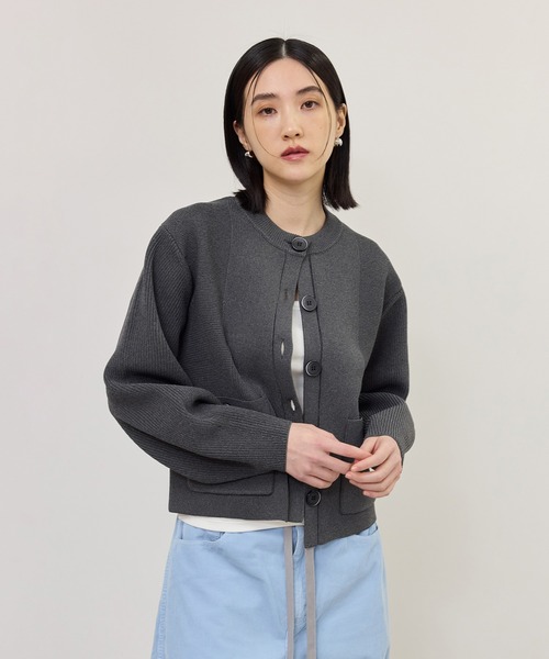 ADAM ET ROPE'(アダムエロペ)の「【サステナブル】フォルムスリーブクルーネックカーディガン(カーディガン/ボレロ・レディース・チャコールグレー/ダークブラウン/ネイビー/パープル/ブラック・FREE)」の6枚目の写真
