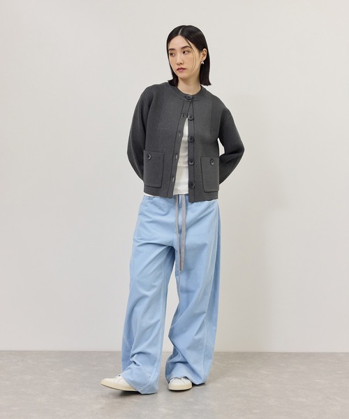 ADAM ET ROPE'(アダムエロペ)の「【サステナブル】フォルムスリーブクルーネックカーディガン(カーディガン/ボレロ・レディース・チャコールグレー/ダークブラウン/ネイビー/パープル/ブラック・FREE)」の11枚目の写真