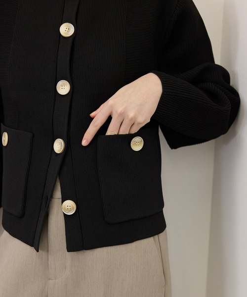 ADAM ET ROPE'(アダムエロペ)の「【サステナブル】フォルムスリーブクルーネックカーディガン(カーディガン/ボレロ・レディース・チャコールグレー/ダークブラウン/ネイビー/パープル/ブラック・FREE)」の13枚目の写真