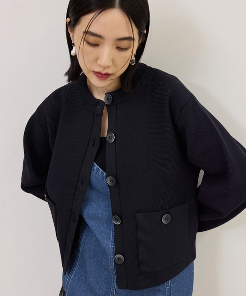 ADAM ET ROPE'(アダムエロペ)の「【サステナブル】フォルムスリーブクルーネックカーディガン(カーディガン/ボレロ・レディース・チャコールグレー/ダークブラウン/ネイビー/パープル/ブラック・FREE)」の15枚目の写真