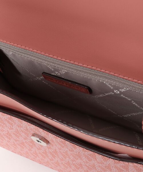 MICHAEL KORS(マイケルコース)の「GREENWICH SM FLAP XBODY(ショルダーバッグ・レディース・ピンク系・FREE)」の4枚目の写真