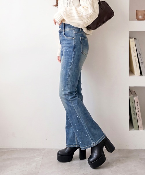 FUN(ファン)の「ストーンフレアパンツ(デニムパンツ・レディース・ブラック/ブルー・S/L/M)」の3枚目の写真