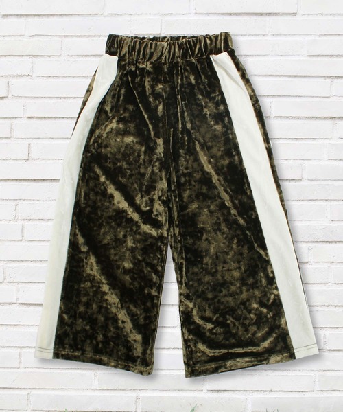 THE CASUAL(カジュアル)の「クラッシュベロア サイドラインワイドパンツ キッズ(その他パンツ・キッズ・ブラック/テラコッタ/カーキ・120cm/140cm/160cm/110cm/130cm/150cm)」の3枚目の写真