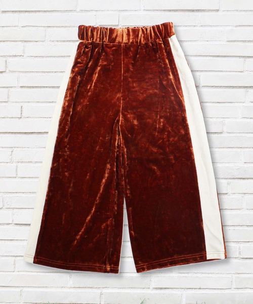 THE CASUAL(カジュアル)の「クラッシュベロア サイドラインワイドパンツ キッズ(その他パンツ・キッズ・ブラック/テラコッタ/カーキ・120cm/140cm/160cm/110cm/130cm/150cm)」の2枚目の写真