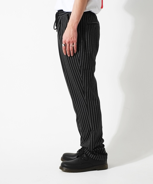 GOSTAR DE FUGA（ゴスタール ジフーガ）の「ポンチ素材細ストライプデザインテーパードパンツ（その他パンツ・メンズ・ブラック/ネイビー/グレー・S/M/L）」の5枚目の写真