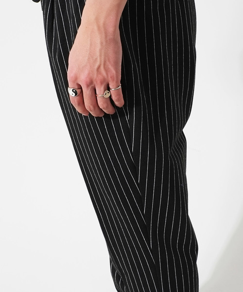 GOSTAR DE FUGA（ゴスタール ジフーガ）の「ポンチ素材細ストライプデザインテーパードパンツ（その他パンツ・メンズ・ブラック/ネイビー/グレー・S/M/L）」の14枚目の写真