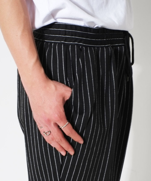 GOSTAR DE FUGA（ゴスタール ジフーガ）の「ポンチ素材細ストライプデザインテーパードパンツ（その他パンツ・メンズ・ブラック/ネイビー/グレー・S/M/L）」の16枚目の写真