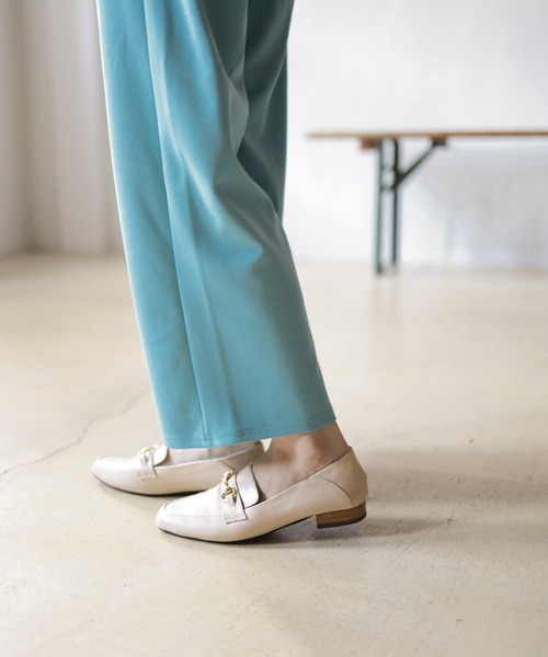 SESTO（セスト）の「かかとが踏めて靴ずれしにくい。ウッドヒールのスクエアトゥトラッドローファーパンプス（ローファー・レディース・ブラック/ダークブラウン/アイボリー/パイソン・22.5cm/23.5cm/24.5cm/25.5cm/23.0cm/24.0cm/22.0cm）」の5枚目の写真