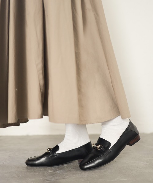 SESTO（セスト）の「かかとが踏めて靴ずれしにくい。ウッドヒールのスクエアトゥトラッドローファーパンプス（ローファー・レディース・ブラック/ダークブラウン/アイボリー/パイソン・22.5cm/23.5cm/24.5cm/25.5cm/23.0cm/24.0cm/22.0cm）」の8枚目の写真