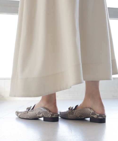 SESTO（セスト）の「かかとが踏めて靴ずれしにくい。ウッドヒールのスクエアトゥトラッドローファーパンプス（ローファー・レディース・ブラック/ダークブラウン/アイボリー/パイソン・22.5cm/23.5cm/24.5cm/25.5cm/23.0cm/24.0cm/22.0cm）」の14枚目の写真