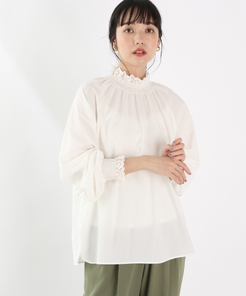 LOWRYS FARM（ローリーズファーム）の「レースネックシャーリングブラウス　895259（Tシャツ/カットソー・レディース・ホワイト/ブラック/エンジ・FREE）」の2枚目の写真