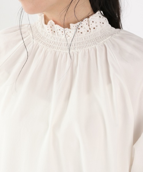 LOWRYS FARM（ローリーズファーム）の「レースネックシャーリングブラウス　895259（Tシャツ/カットソー・レディース・ホワイト/ブラック/エンジ・FREE）」の4枚目の写真