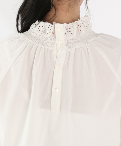 LOWRYS FARM（ローリーズファーム）の「レースネックシャーリングブラウス　895259（Tシャツ/カットソー・レディース・ホワイト/ブラック/エンジ・FREE）」の6枚目の写真