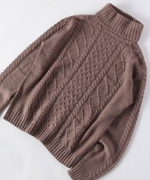 ケーブル編みタートルネックニット