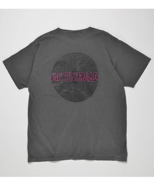 STRANGE TRIP(ストレンジトリップ)の「STRANGE TRIP(ストレンジトリップ) ON THE ROAD TEE /ST2101-T01(Tシャツ/カットソー・メンズ・チャコールグレー/マスタード・MEDIUM/LARGE/X-LARGE)」の2枚目の写真