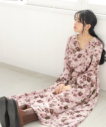 osharewalker | 『花柄Vネックギャザーワンピース』(ワンピース)