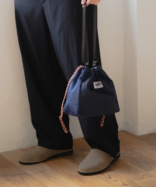 niko and...(ニコアンド)の「配色巾着ショルダーバッグ(ショルダーバッグ・メンズ・ネイビー/グリーン/チャコール・0)」の1枚目の写真