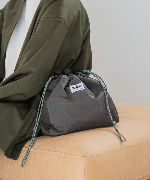 niko and...(ニコアンド)の「配色巾着ショルダーバッグ(ショルダーバッグ・メンズ・ネイビー/グリーン/チャコール・0)」の2枚目の写真