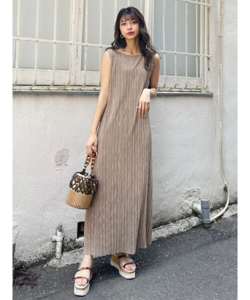 MURUA（ムルーア）の「シャイニープリーツマキシワンピース（ワンピース・レディース・アイボリー/グレー/モカ・FREE）」の3枚目の写真