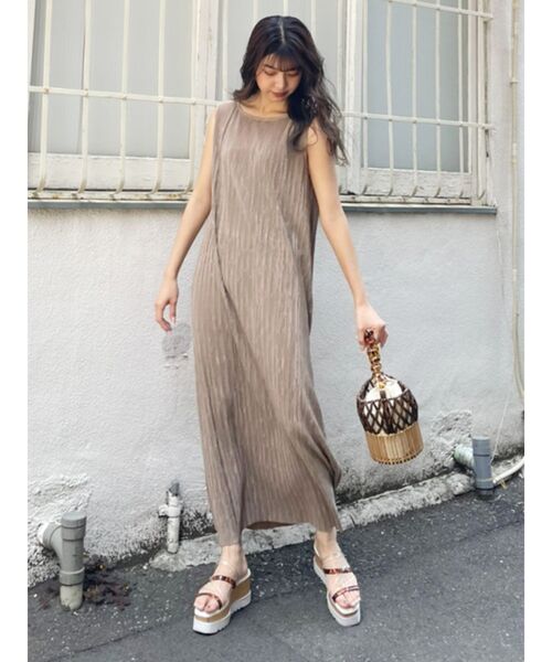 MURUA（ムルーア）の「シャイニープリーツマキシワンピース（ワンピース・レディース・アイボリー/グレー/モカ・FREE）」の19枚目の写真