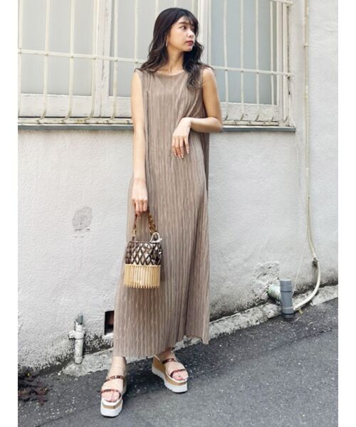 MURUA（ムルーア）の「シャイニープリーツマキシワンピース（ワンピース・レディース・アイボリー/グレー/モカ・FREE）」の6枚目の写真