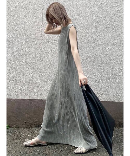 MURUA（ムルーア）の「シャイニープリーツマキシワンピース（ワンピース・レディース・アイボリー/グレー/モカ・FREE）」の14枚目の写真