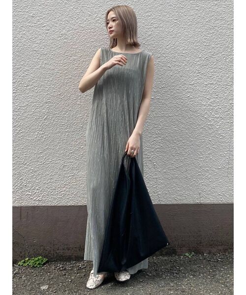 MURUA（ムルーア）の「シャイニープリーツマキシワンピース（ワンピース・レディース・アイボリー/グレー/モカ・FREE）」の4枚目の写真