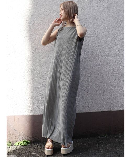 MURUA（ムルーア）の「シャイニープリーツマキシワンピース（ワンピース・レディース・アイボリー/グレー/モカ・FREE）」の10枚目の写真