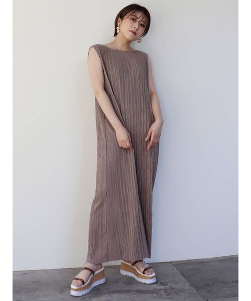 MURUA（ムルーア）の「シャイニープリーツマキシワンピース（ワンピース・レディース・アイボリー/グレー/モカ・FREE）」の20枚目の写真