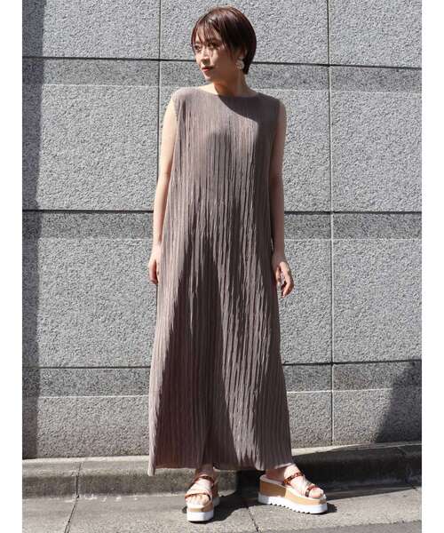 MURUA（ムルーア）の「シャイニープリーツマキシワンピース（ワンピース・レディース・アイボリー/グレー/モカ・FREE）」の7枚目の写真