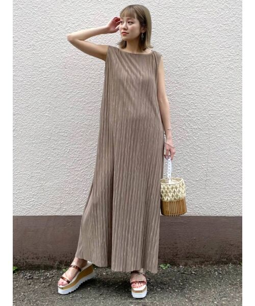 MURUA（ムルーア）の「シャイニープリーツマキシワンピース（ワンピース・レディース・アイボリー/グレー/モカ・FREE）」の17枚目の写真