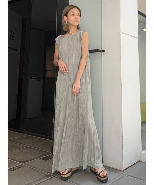 MURUA（ムルーア）の「シャイニープリーツマキシワンピース（ワンピース・レディース・アイボリー/グレー/モカ・FREE）」の5枚目の写真