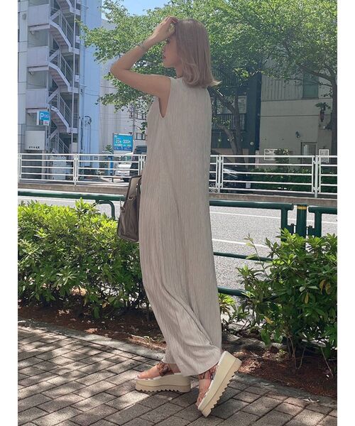 MURUA（ムルーア）の「シャイニープリーツマキシワンピース（ワンピース・レディース・アイボリー/グレー/モカ・FREE）」の11枚目の写真