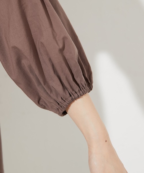 prose verse(プロズヴェール)の「アシンメトリー裾フレアブラウス(シャツ/ブラウス・レディース・ブラック/オフホワイト/ブラウン/ベージュ・フリ-)」の13枚目の写真