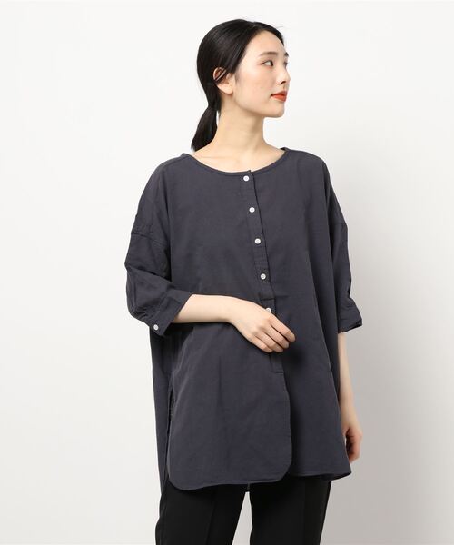 Samansa Mos2（サマンサ モスモス）の「柄アソートクルーネックチュニック（シャツ/ブラウス・レディース・ベージュ/レッド/オフホワイト/ブルー/マスタード/チャコール・ﾌﾘ-）」の3枚目の写真