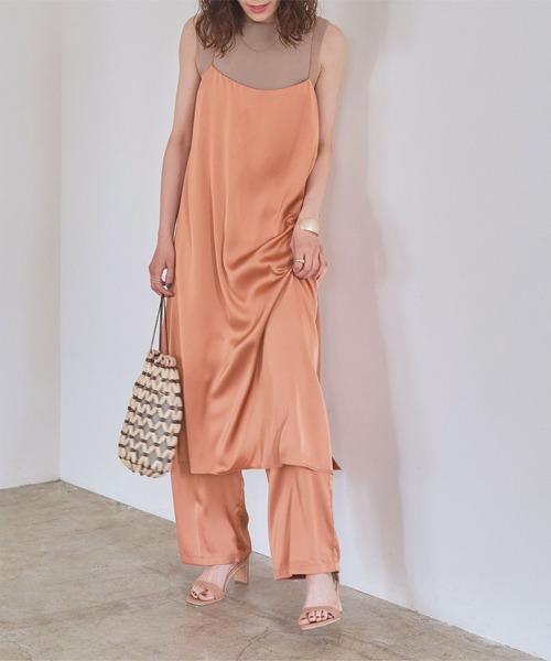 titivate(ティティベイト)の「センタープレスサテンワイドパンツ(その他パンツ・レディース・イエロー/オレンジ/ライトグリーン/ライトベージュ・S/M/L)」の4枚目の写真