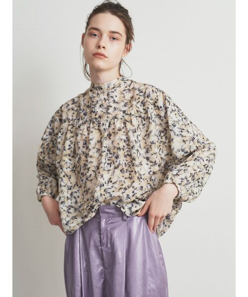 ELENDEEK（エレンディーク）の「フラワープリントボイルブラウス（シャツ/ブラウス・レディース・ベージュ/カーキ・FREE）」の2枚目の写真