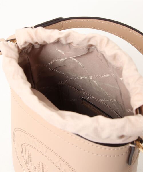 MICHAEL KORS（マイケルコース）の「AIDY バケット クロスボディ スモール（ショルダーバッグ・レディース・ベージュ系・FREE）」の5枚目の写真
