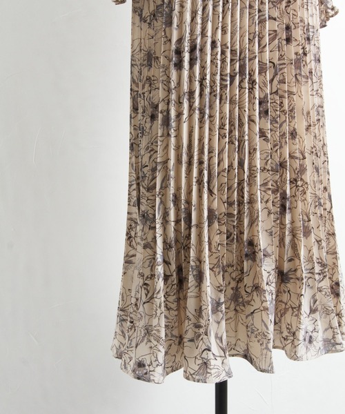 tocco closet（トッコ　クローゼット）の「ウエストリブ切り替えシャーリングフラワープリントプリーツワンピース（ワンピース・レディース・ピンク系その他/ベージュ/ブラック・M）」の19枚目の写真