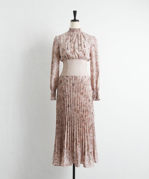 tocco closet（トッコ　クローゼット）の「ウエストリブ切り替えシャーリングフラワープリントプリーツワンピース（ワンピース・レディース・ピンク系その他/ベージュ/ブラック・M）」の5枚目の写真