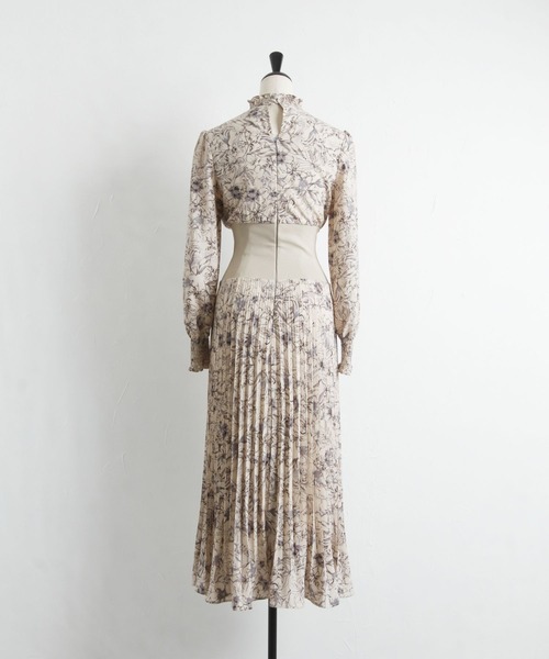 tocco closet（トッコ　クローゼット）の「ウエストリブ切り替えシャーリングフラワープリントプリーツワンピース（ワンピース・レディース・ピンク系その他/ベージュ/ブラック・M）」の11枚目の写真