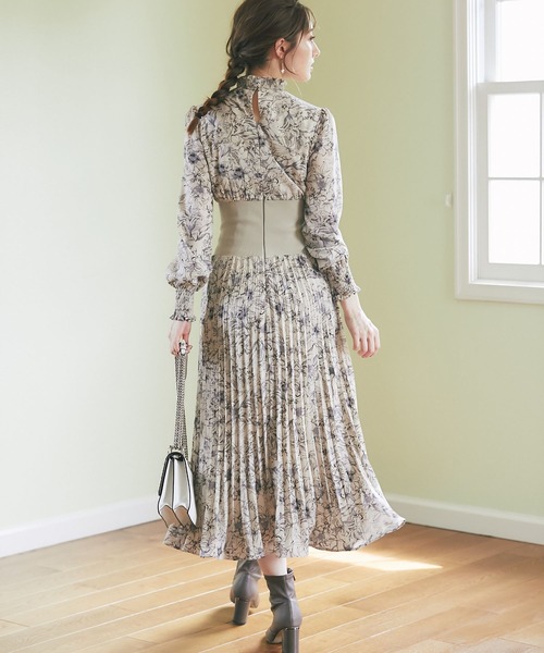 tocco closet（トッコ　クローゼット）の「ウエストリブ切り替えシャーリングフラワープリントプリーツワンピース（ワンピース・レディース・ピンク系その他/ベージュ/ブラック・M）」の14枚目の写真