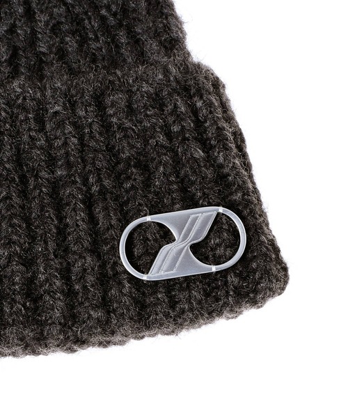 WE11DONE(ウェルダン)の「WE11DONE GREY EMBROIDERED LOGO METAL SHORT BEANIE WD-KH8-20-086-U-PK(ニットキャップ/ビーニー・レディース・グレー・ONE SIZE)」の2枚目の写真