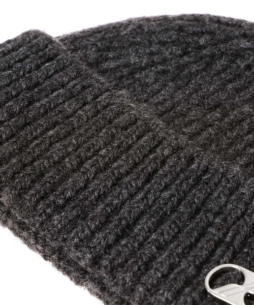 WE11DONE(ウェルダン)の「WE11DONE GREY EMBROIDERED LOGO METAL SHORT BEANIE WD-KH8-20-086-U-PK(ニットキャップ/ビーニー・レディース・グレー・ONE SIZE)」の6枚目の写真