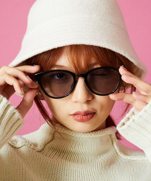 MEMENTISM（メメントイズム）の「ユニセックスデザイン カラーレンズサングラス 伊達メガネ（サングラス・レディース・Y/その他9/U/C/その他14/その他8/その他2/T/P/A/その他17/その他7/その他3/J/S/その他15/その他12/その他1/その他4/X/M/B/その他18/G/その他16/その他11/その他5/D/その他10/その他13/V/F/E/R/Z/N/H/Q/O/W/その他6/K/L/I/その他33/ブラック系1/ブラック系3/グレー系1/ブラウン系4/グリーン系2/その他34/その他35/ブルー系1/その他19/その他22/その他24/その他31/その他26/ブラウン系1/ブラウン系2/ブラック系4/ブラウン系3/ブラウン系5/グリーン系1/パープル系1/その他20/その他23/その他30/その他32/ブラック系2/その他25/その他21/パープル系2/ブラウン系7/ブラック系6/ブルー系2/ブラック系5/ブルー系3/ブラウン系6/その他28/その他27/その他29/ブルー系4/ブラウン系9/ブラウン系8/ピンク系1/ブラック系7/ブラウン系その他/グレー系3/グレー系2/グリーン系5/ライトブラック/グリーン系4/グリーン系3/ブルー系5/グリーン系6/ブルー系その他/イエロー系1/ピンク系3/グレー系6/ブラック系その他2/ブルー系その他2/ブルー系その他3/グレー系4/パープル系3/レッド系1/レッド系2/レッド系3/ブラック系その他/ブラック系その他3/ブラウン系その他2/ピンク系2/ブラウン系その他3・FREE）」の8枚目の写真