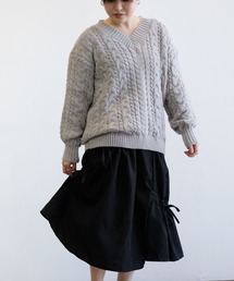 ケーブル編みVネックニット