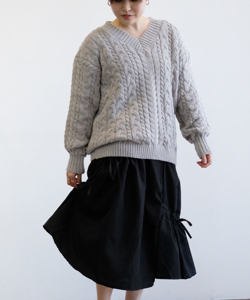 Kotoe(コトエ)の「ケーブル編みVネックニット(ニット/セーター・レディース・グレー/オフホワイト/ピンク/ブルー/グリーン・FREE)」の1枚目の写真