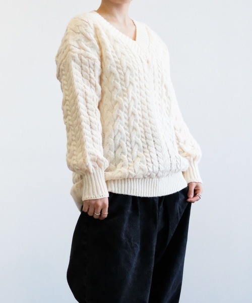 Kotoe(コトエ)の「ケーブル編みVネックニット(ニット/セーター・レディース・グレー/オフホワイト/ピンク/ブルー/グリーン・FREE)」の2枚目の写真